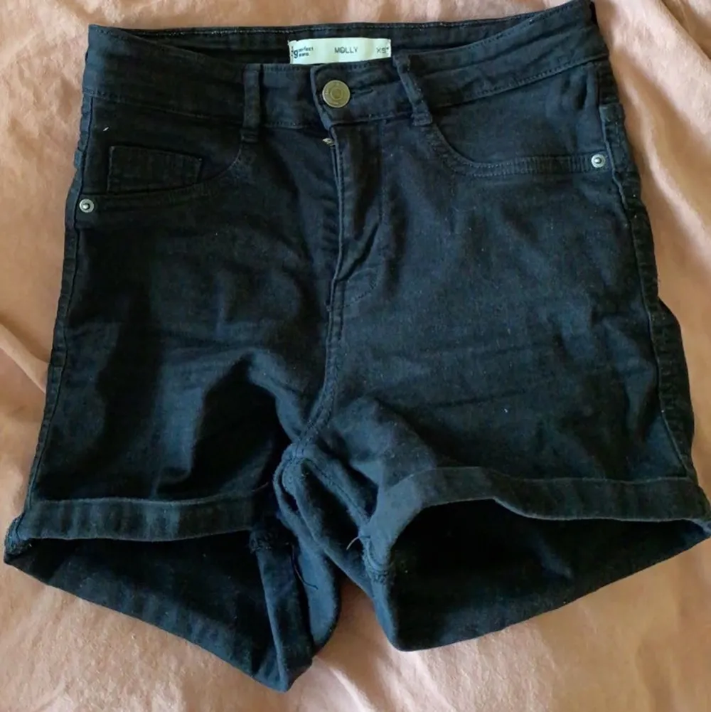 Säljer nu dessa svarta shorts🌼 otroligt stretchiga så passar mer S än XS skulle jag säga . Shorts.