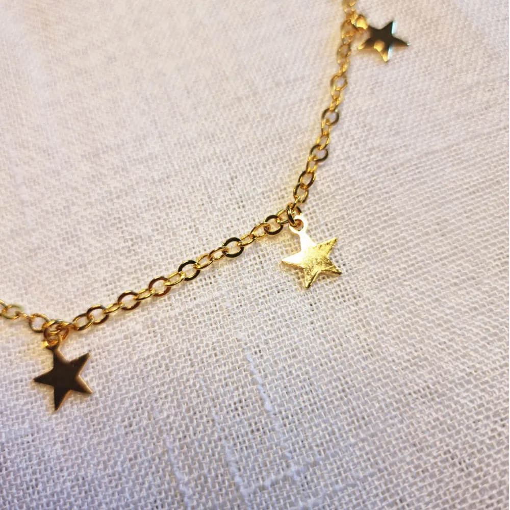 Guldfärgat halsband med stjärnor ⭐ Kedjan är ca 40 cm lång, och passformen går att justera. Skickas i vadderat kuvert via postnord. . Accessoarer.