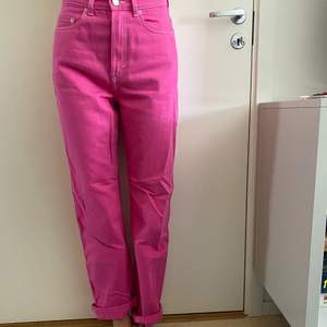 Helt oanvända rosa supercoola mom-jeans från weekday. Oanvända pga stora i storleken!! Köpare står för frakten 🎀