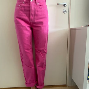 Rosa mom-jeans - Helt oanvända rosa supercoola mom-jeans från weekday. Oanvända pga stora i storleken!! Köpare står för frakten 🎀