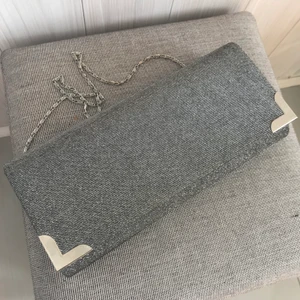 Handväska - En snygg silver-glittrig handväska! Supersnygg på balen eller för utgång eller bara när man vill vara lite uppklädd. Vet inte vilket märke det är, köpte den i Italien för ett tag sedan. Jag säljer den för 70 kr+frakt. Tveka inte att höra av dig om du undrar något eller vill ha fler bilder eller så, jag svarar mer än gärna! Jag räknar med att frakten kan kosta 66 kr men ska vid intresse försöka få ner den kostnaden. Annars så kan jag mötas upp i Stockholms innerstad eller på Värmdö beroende på vad vi kommer överens om. 🔥