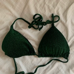Glittrig bikini  - As snygg glittrig bikiniöverdel som tyvärr inte kom till användning. Frakt ingår