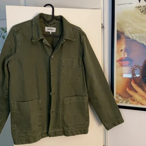 Weekday jacka  - Militärgrön rak jeansjacka från Weekday i storlek XS (herr) men passar även dam (unisex). Använd fåtal gånger, skick 10/10. Riktigt snygg färg och kan användas året runt. Köparen står för frakt.