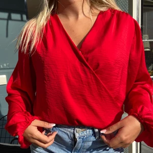 Röd topp - Super fin röd topp som tyvärr inte kommer till användning:( inga skador, den är som ny!