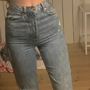 Jeans med hål  - Nu säljer jag mina jeans som länge varit mina favoriter, men då dem börjar bli små är det dags. Köpte på H&M och i fin fint skick :)