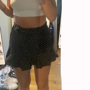 Söt kjol - En söt svartprickig kjol med band runt midjan och insydda shorts innuti. Säljer pågrund av att jag tycker den är för kort för min smak! Använd 1 gång. Nypris 269kr