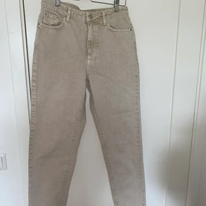 Mom jeans- ginatricot Stl. 38 - Skulle säga att de är lite kortare i modellen och passar för de som är Max 165 om man inte vill att de ska vara korta. Sitter perfekt även om man har Strl 36. Aldrig använda pga lite för korta för min smak. Nypris 599 :- .