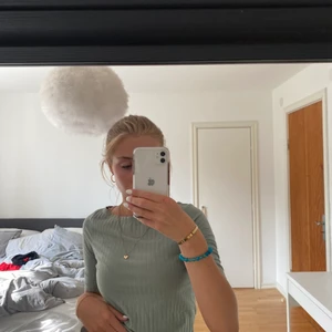 T-shirt - Grön t-shirt med mönster på. Superfin under sommaren och till en snygg kjol! ❤️