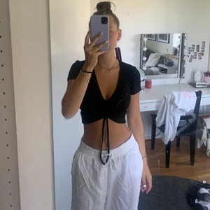 Kroppad topp - Supersnygg kroppad topp med en indragning vid brösten. Köpt från Zara. Köparen står för frakten 💘💘