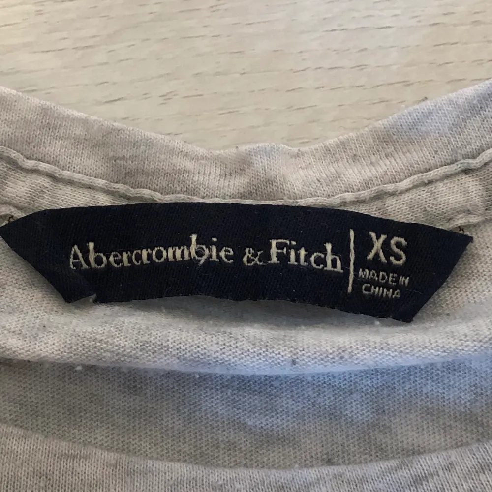 Jag säljer min fina Abercrombie & fitch t-shirt som är i storlek XS. Den sitter jättefint på och är i bra skick. Tröjan är köpt i New York och går ändats att få tag på där. Pris kan diskuteras . T-shirts.