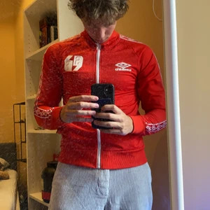 Umbro långtröja med dragkedja - Sportig umbro tröja i vintage stil. Storlek S, därför den sitter tajt på bilden. Skicket är så gott som perfekt, nyskick. 