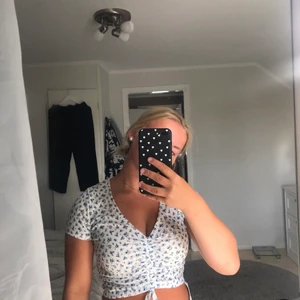 Blommig topp Strl S - Säljer en fin blommig topp från Shein pga den inte kommer till användning☺️ Den är normal till storleken! Frakt tillkommer 