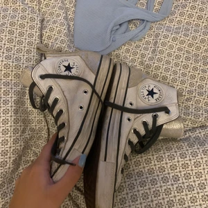 Silveriga converse  - Söta converse i silver , Hyffsat bra skick men är använda en del , köparen står för frakt på 66kr