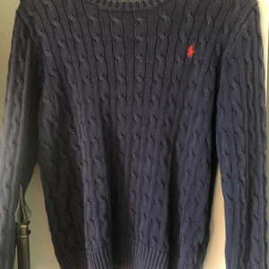 Ralph lauren stickad tröja marinblå - Nästintill oanvänd stickad Ralph lauren tröja sitter som  S❤️‍🔥