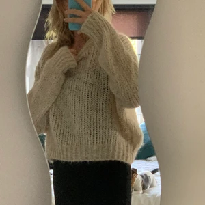 Stickad tröja! - Säljer denna fina beiga stickade tröjan då den inte kommer till användning💞 den passar mig som vanligtvis har storlek 36 men skulle passa xs-m beroende på hur man vill att den ska sitta!🥰 Den är lite stickig men ingenting man känner av under dagen! 