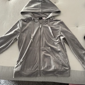 Velour hoodie från Gina Tricot  - Jätte mjuk och härlig tröja från Gina Tricot. Använd 1 gång, väldigt bra skick. Säljer på grund av att den inte används längre. Nypris: 250kr säljer för 120kr då den fortfarande är i bra skick. Även slutsåld på deras hemsida. 