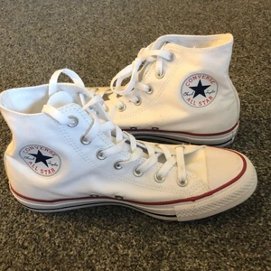 Vita converse - Säljer dessa vita converse då dom inte kommer till användning. Fick dessa för så länge sedan att jag knappt kommer ihåg om jag använt dom men dom ser helt nya ut. Frakten är inkluderat i priset