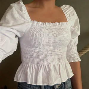 Zara blus - Säljer denna fina vita blusen från zara som jag köpte förra året men som jag tyvärr inte fått användning för i år. Mycket bra skick. Buda privat. Köparen står för frakten.