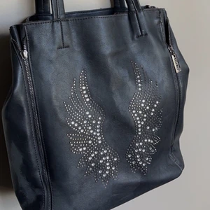 TESSIE VÄSKA - En fin och praktisk väska från TESSIE, man får plats med hur mycket saker som helst i den!!! Finns även en inneväska i väskan, lite som ett datafodral. Nästan aldrig använd. 