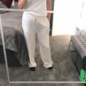 Linnebyxor  - Säljer mina silkes/ linnebyxor från h&m som är helt slutsålda.  På sista bilden kan man se att dom har några trådar på baksidan men det är inget man tänker på💕💕