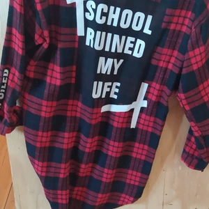 Lång cool skjorta med text - Ca strl S-M beroende på hur man vill att den ska sitta. Jag är 1.82 lång så man kan se på ett ungefär längden på den. Text på rygg och ärm