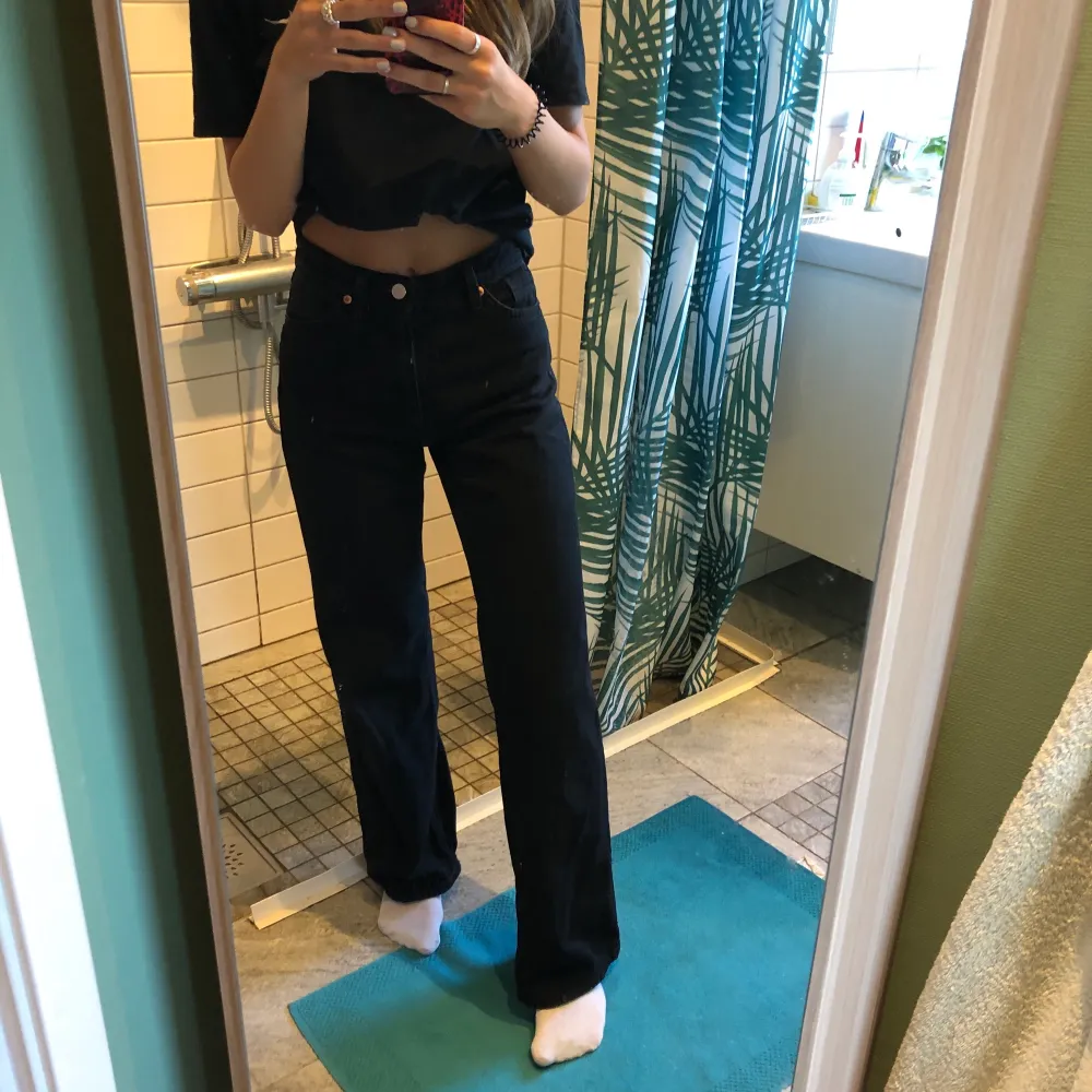 Svarta jeans från monki i modellen Yoko. . Jeans & Byxor.