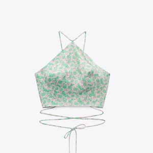 Fin sommar topp - Säljer denna fina blommiga topp från zara då jag råkade beställa 2 st. Lappen är kvar och den är aldrig använd. Storlek: M💞