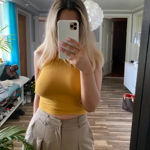 Forever 21 Topp St M - Enkel topp med knytning i nacken. Köpt i Santa Barbara, CA. Kan skickas som spårbart också men kostar lite mer. 