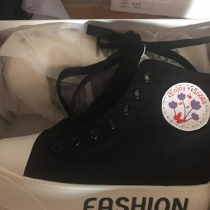 Både i svart o krämvita. - Finns både i svart o krämvita 