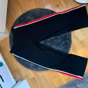 Svarta svala byxor med vita och röda ränder som är högmidjade🥰 de är sjukt snygga men lite små för mig🥺 köparen står för frakt💕 