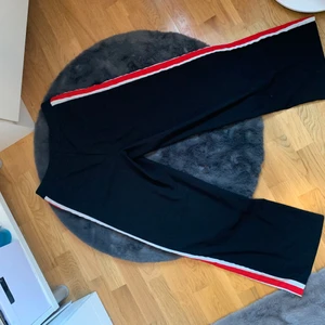 Atmosphere byxor  - Svarta svala byxor med vita och röda ränder som är högmidjade🥰 de är sjukt snygga men lite små för mig🥺 köparen står för frakt💕 