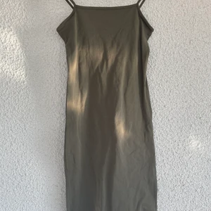 Klänning  - Två likadana klänningar i olika färger från hm, båda är i stl xs o säljes för 100kr tillsammans 