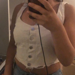 Pull and bear, storlek M - En riktigt fin jeanströja som sitter helt perfekt, har bara använts ett fåtal gånger innan, kan användas till fester, utekvällarna eller middagar. Storleken är M fast passar riktigt för tjejer som anvönder mindre storlekar, det är lite tajt vid brösten dvs att det kan vara trångt för tjejer med stora bröst