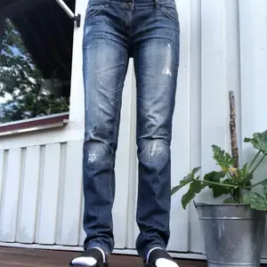 Vintage jeans köpta second hand. Lågmidjade och ganska raka i modellen. Storlek 29/32 men skulle säga att dom är mer som 28.