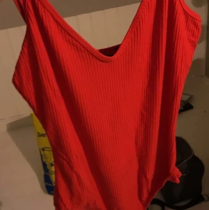 Body - En korall röd body som jag inte har använt( hittad på second hand)