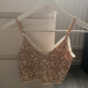 stickat leopardlinne - jättefint linne i storlek S som tyvärr inte kommer till användning längre och därmed säljs i bra skick! 