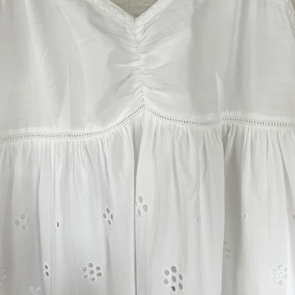 Linne med spetsdetalj - 90