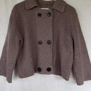 Stickad kofta  - Stickad kofta med dubbelknäppning och tre kvarts arm från Part Two