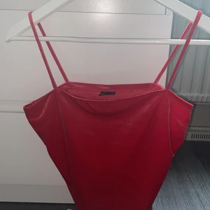 röd sammetslinne - knappt använd, jättefint material men inte min stil✨ 