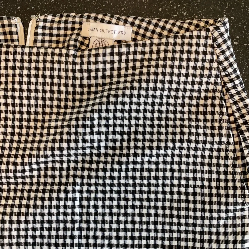 Excellent condition, checkered pattern (rutig), has pockets and zipper, size s-p and fits pretty short, bought at Urban Outfitters in USA.. Kjolar.