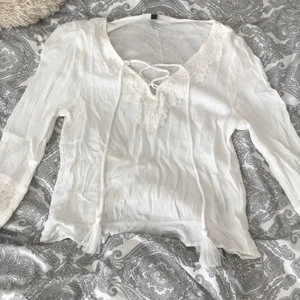 Strl 34  - Denna blus är fin till sommaren, den är tunn och bekväm, har använt den ett par gånger och fått många komplimanger! Jätte bra skick