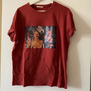 STAY TUNED - Ball tisha köpt i en liten independent store i Taiwan. Köptes för ca 300kr. Ärmarna är uppvikta på bilden, går att vika ner.