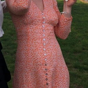 Klänning - Lite längre klänning som enbart är använd ett fåtal gånger 