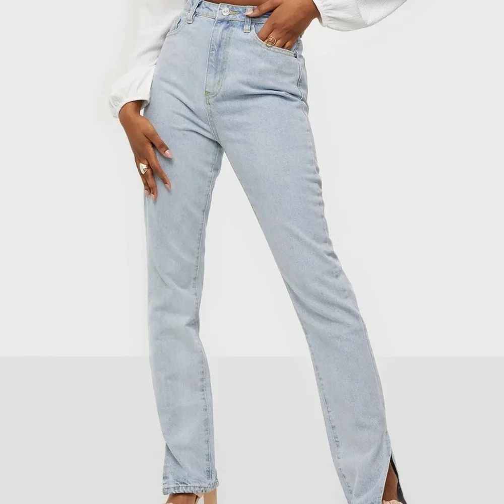 Fina ljusa jeans med slits, endast använda en gång!. Jeans & Byxor.