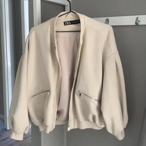 Jacka  - super fin jacka från zara som passar super för mig som brukar ha xs/s