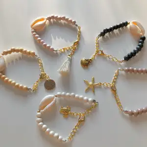 🐚Shell bracelet🐚 Nya armband tillgängliga i fem olika färger! Pärlorna är gjorda av trä. Varje armband har en unik berlock baktill ✰ Välj färg och berlock. (Färgnummer syns på bild nr 2)  PS: metallen oxiderar/svartnar något. Alternativt kan jag göra armbandet i pläterat silver✨