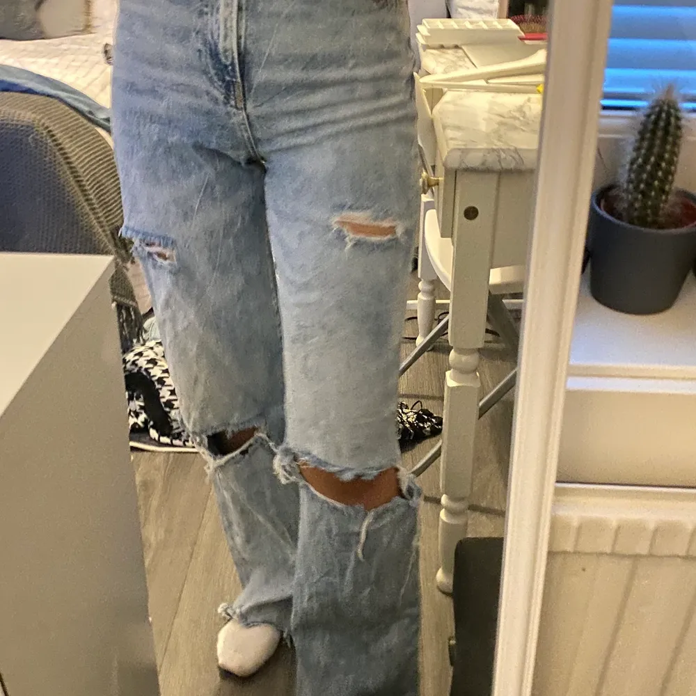säljer dessa supersnygga jeans från bershka som inte riktigt passar mig längre, för referens är jag 163 och byxorna var lite väääl långa så de är lite klippta nere men inget som ser dåligt ut alls 💕. Jeans & Byxor.