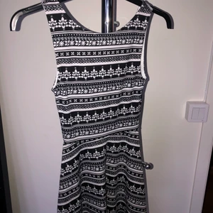 Söt klänning!!!  - Söt klänning från hm. Köparen står för frakten!! 