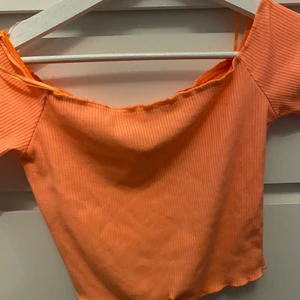orange topp - croptop med en super härlig färg som passar perfekt nu till sommaren när man blivit brun! 😍😍