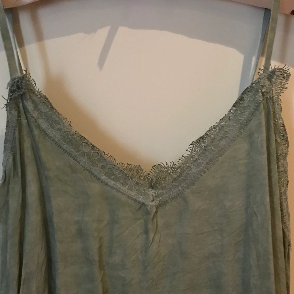 Green silk top/tunic/dress looks and feels like silk, decorated with very beautiful lace at the top and bottom. 61% rayon, 39% viscosa. Made in Italy. Köparen står för frakten. . Toppar.